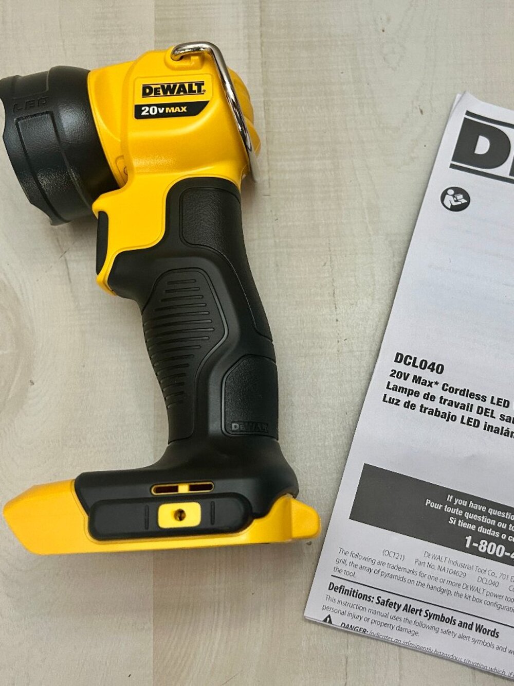 DCL040 DEWALT LED Work Light 20v Max Li-Ion Pivoting Flashlight **NEW**
